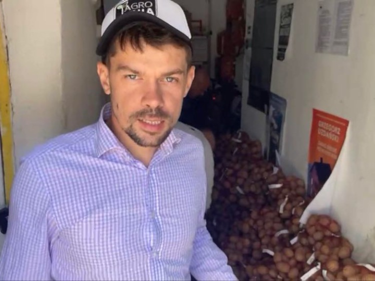 AGROunia zawiozła pół tony ziemniaków dla bezdomnych