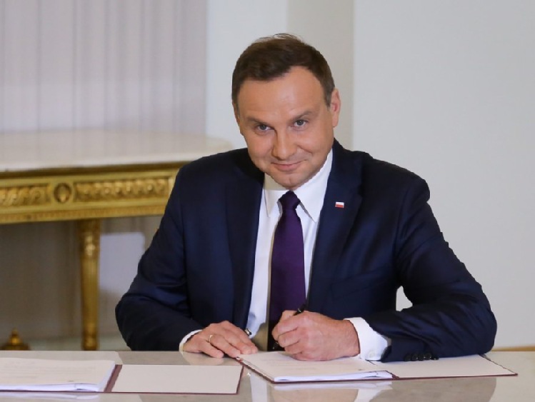 Prezydent podpisał ustawę wprowadzającą elektroniczne lokalizatory przy przewozie towarów