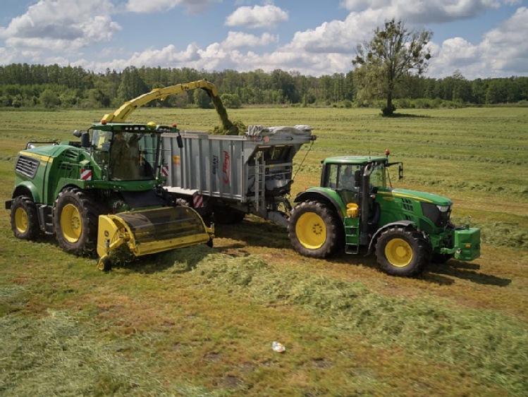 Trudny sezon zbioru traw – jak poradzić sobie z lepkim materiałem?