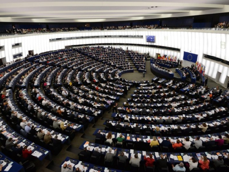 Sondaż: PiS przed Koalicją Europejską
