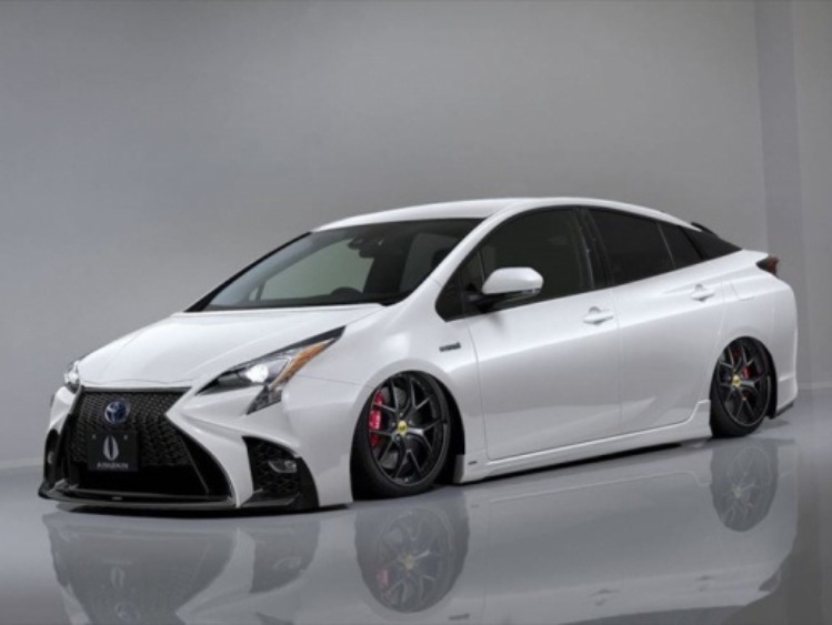 Toyota Prius z grillem Lexusa