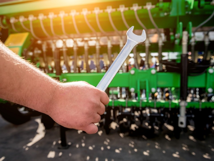 Dlaczego warto kupować części do maszyn rolniczych poza sezonem?