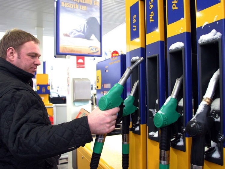 Diesel, benzyna- wszyscy czekają na obniżki cen na stacjach