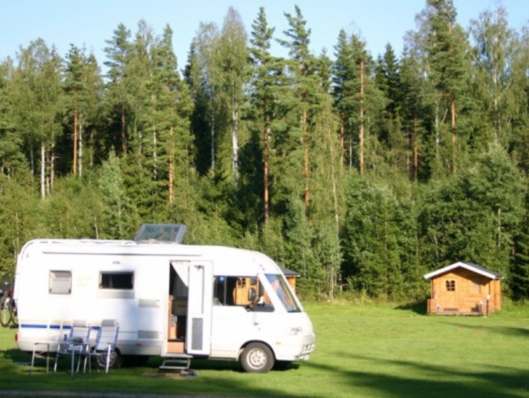 Kamperem na wakacje - ile to kosztuje. Poradnik dla początkujących