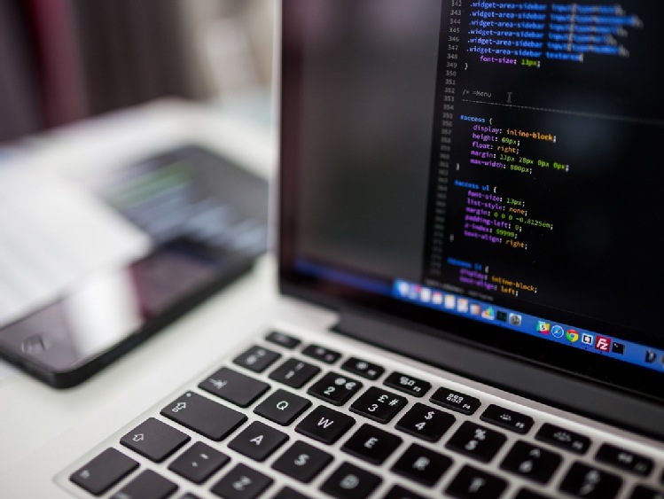 63% rodziców uważa, że bycie online negatywnie wpływa na zdrowie ich dzieci,