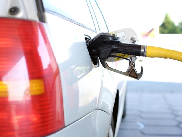 Analitycy: ceny paliw spadają, ale jest drożej niż rok temu